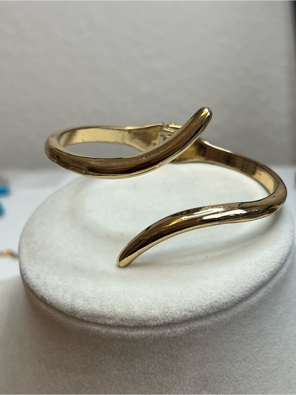 Simple Elegant Gold Tone Hinge Enamel Bangle Bracelet